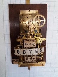 Uelis Kalenderuhr (Pendeluhr, Pendule, Stand­uhr & Wand­uhr)