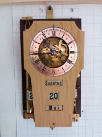 Uelis Kalenderuhr (Pendeluhr, Pendule, Stand­uhr & Wand­uhr)